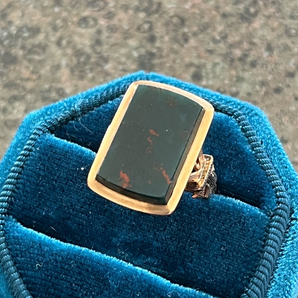 Antique 10K Gold Bloodstone Tablet Signet Ring- 5.5 size & 4.84 Grams - Picture 4 of 12